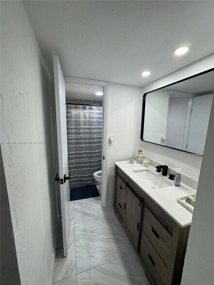 Building Photo - 13715 Kendale Lakes Cir