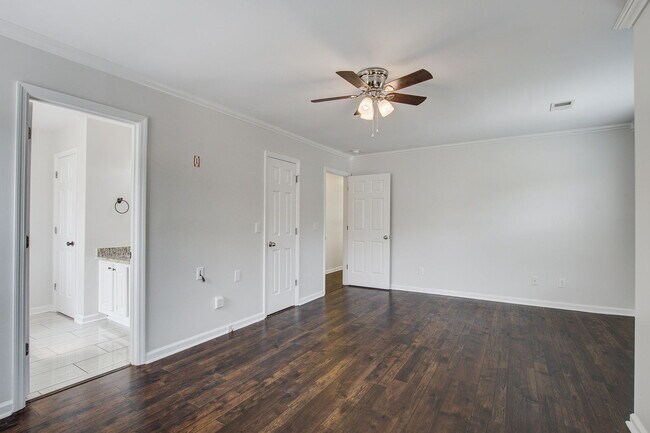 Building Photo - 207 N Pembroke Dr