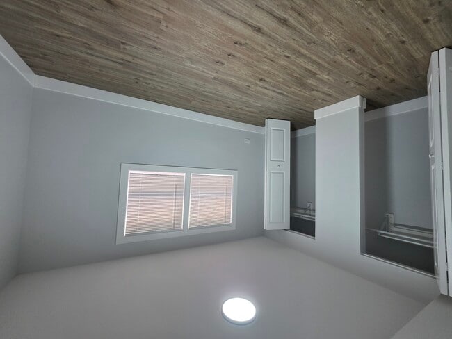 Building Photo - 1621 E 74th Pl