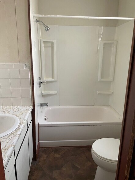 Full Bathroom Upstairs - 236 Richmond Ave