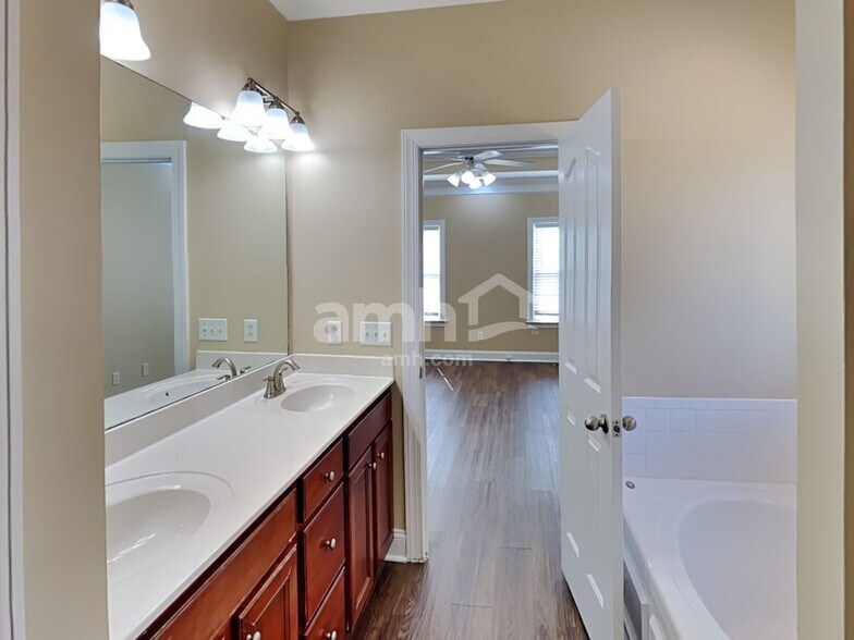 Building Photo - 636 Osborne Ln