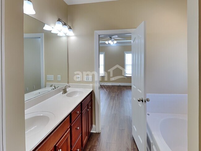 Building Photo - 636 Osborne Ln