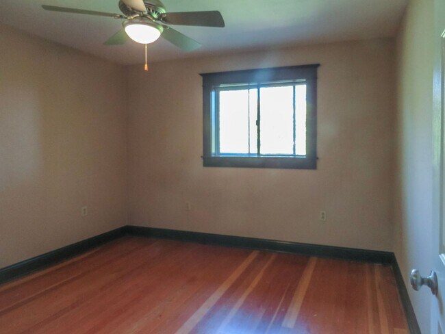 Building Photo - *** 4 Bedroom Sellwood Home ***