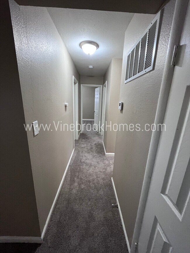 Building Photo - 8211 Ruskin Way