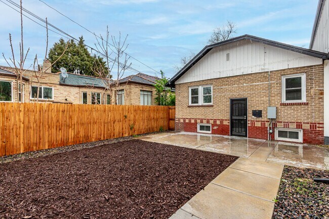 Building Photo - 1463L Dahlia St