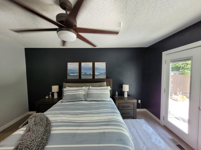 Building Photo - Stunning Home with Hot Tub with Detached O...