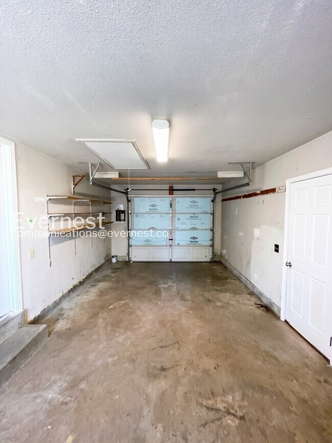 Building Photo - 3-Bedroom Home with Fenced Yard & Garage / Pet-Friendly / Available Now!