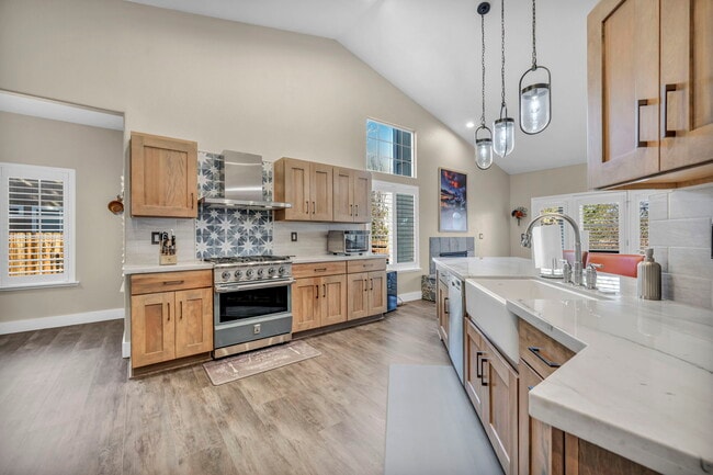 Primary Photo - 6500 Brookview Cir