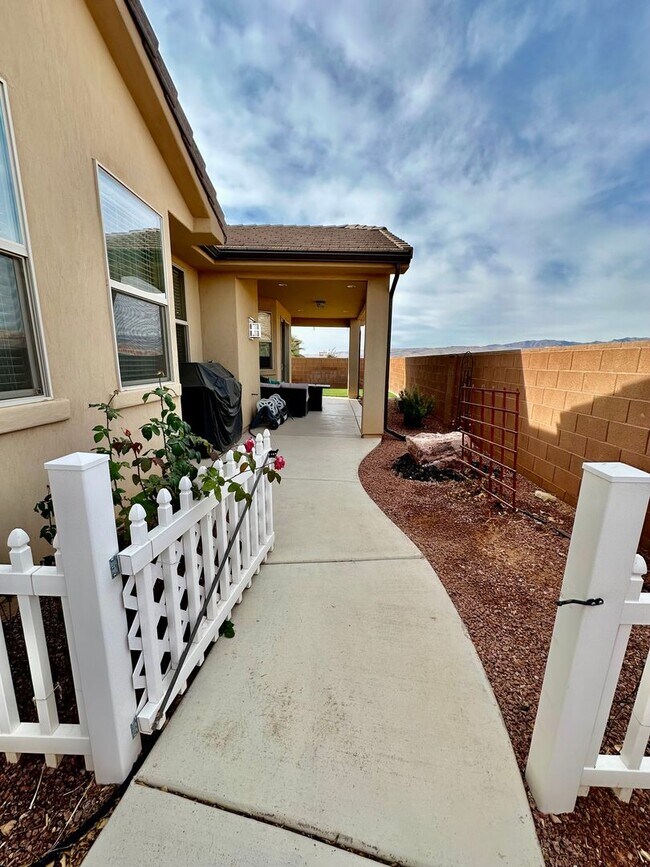 Building Photo - Short term lease! Beautiful Furnished St. George Home!!