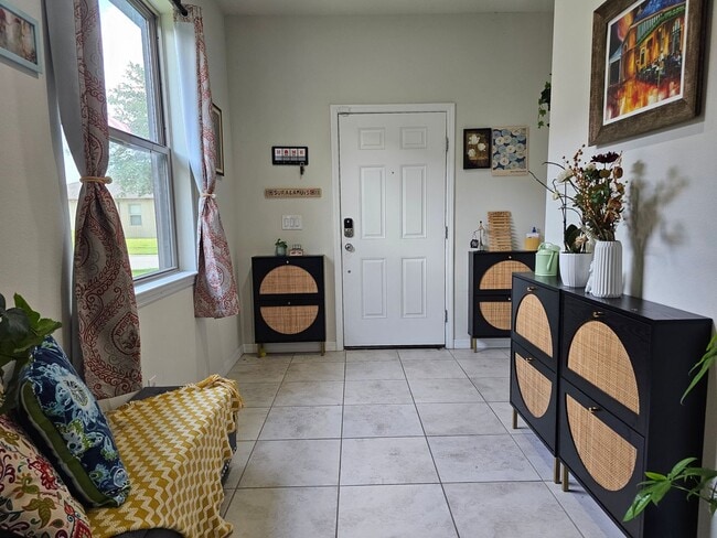 Building Photo - Beautiful 3-Bedroom + Flex Space in gated ...