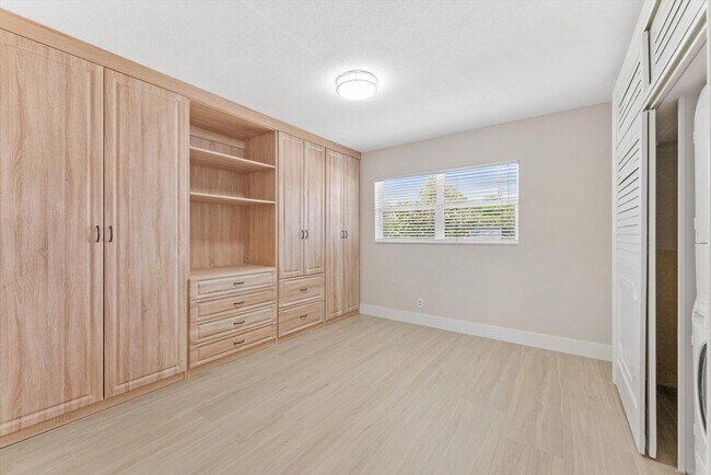 Building Photo - 478 Tequesta Dr