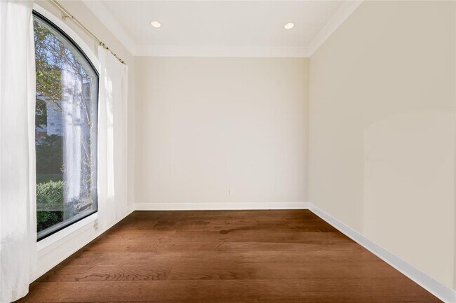 Building Photo - 12120 Carlsbad Dr