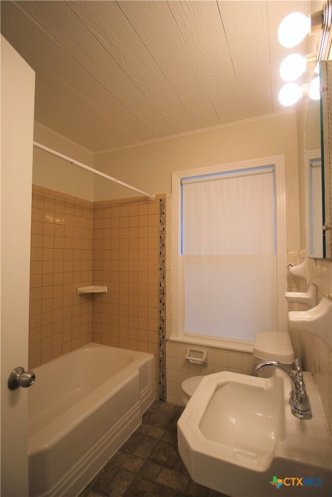Building Photo - 554 Lee St