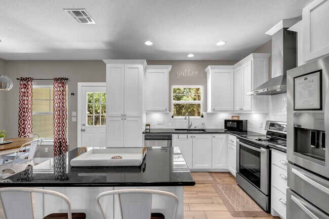 Building Photo - 113 Winding Oak Dr