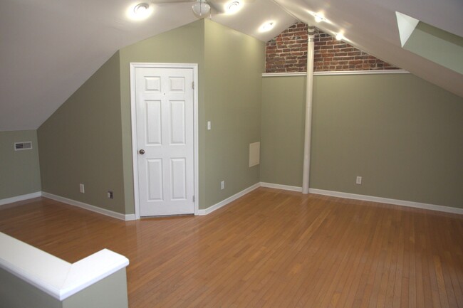 APARTMENT 3 F - 524-525 S Front St