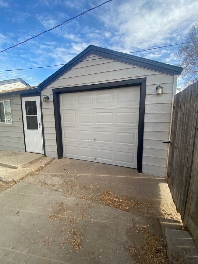 Building Photo - Adorable 3 Bedroom Home
