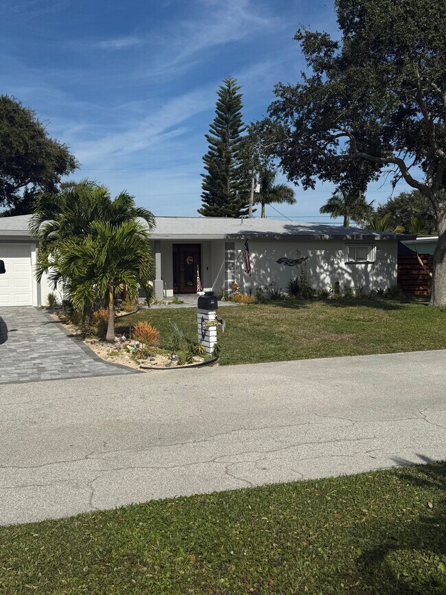 Primary Photo - 415 N Shore Dr