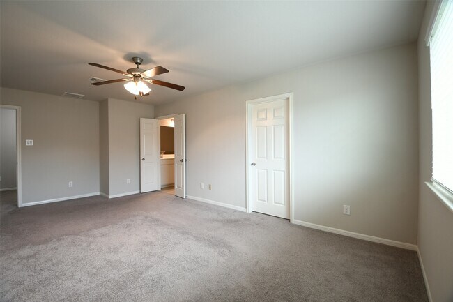 Building Photo - 104 Camelot Pl Ct