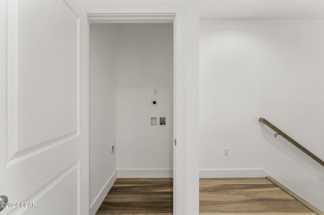 Building Photo - 6997 Patronis Dr