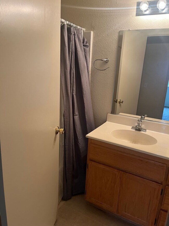 Building Photo - 2 Bedroom 2 bath Home with extra room