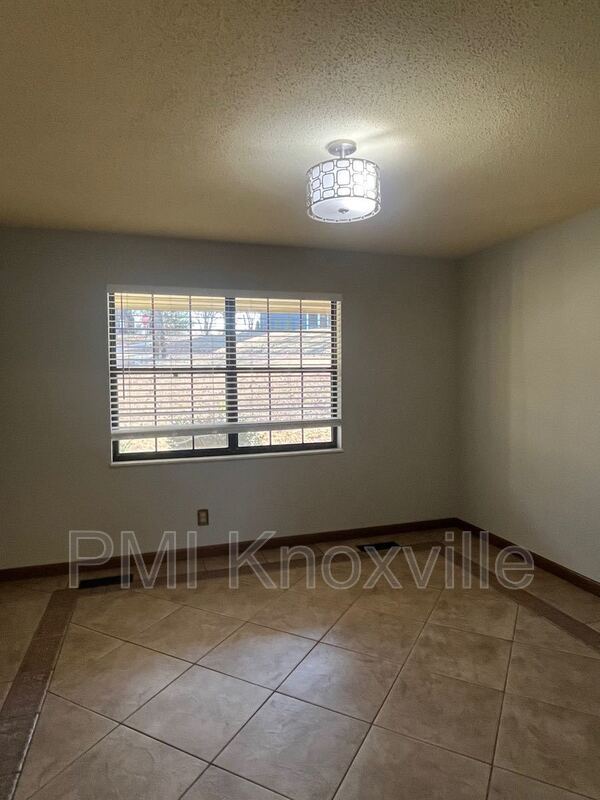 Building Photo - 1452 Buxton Dr