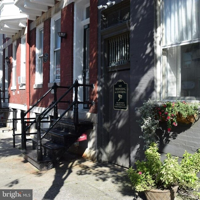 Primary Photo - 106 N Market St