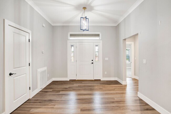 Building Photo - Spacious 2021 home close to beaches and shopping!