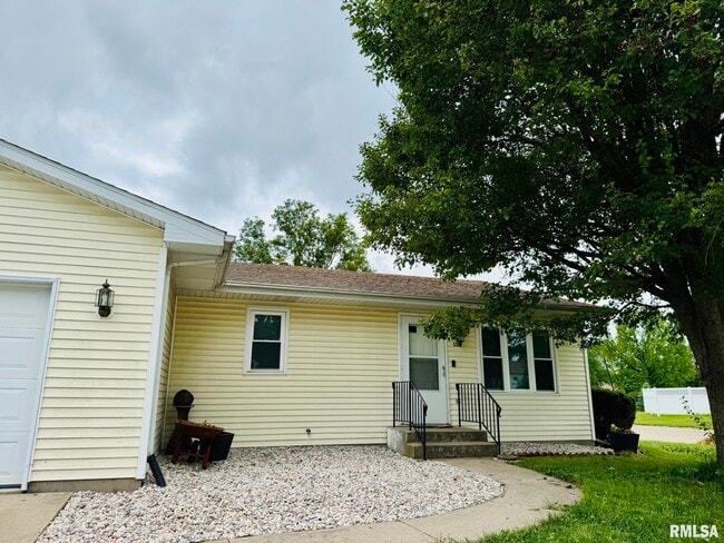 Primary Photo - 120 Como Ln