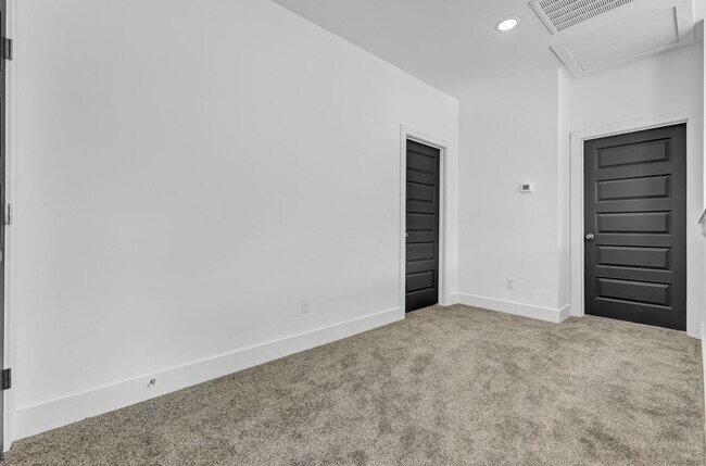 Building Photo - MOVE IN SPECIALS