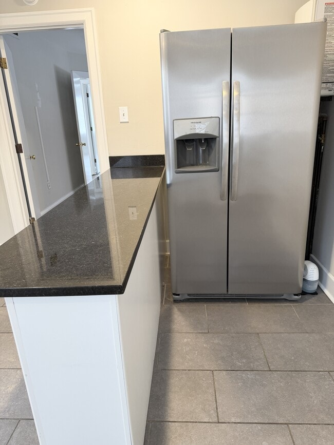 Building Photo - 329 W Broadway St