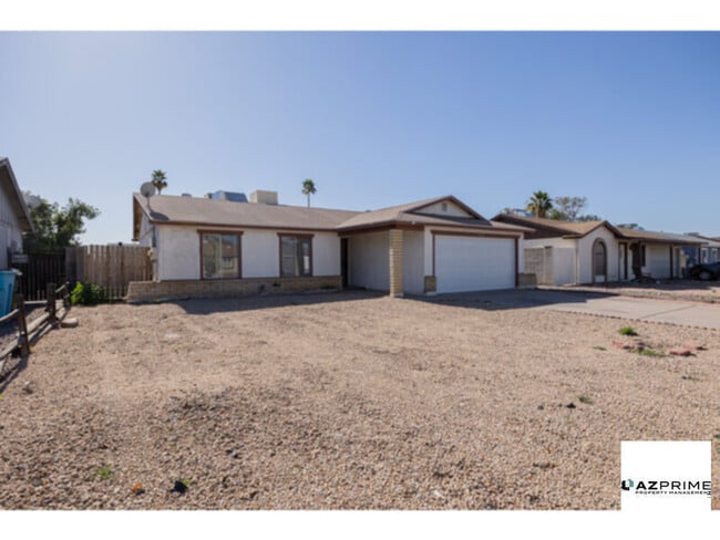 Building Photo - A distinguished 3/1 Phoenix Rental Combines Timeless Design, Modern Updates, and a Prime Paradise Va