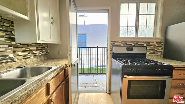 Building Photo - 1022 S Norton Ave