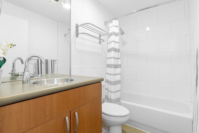Building Photo - Wallingford one-bedroom one bath, includes...