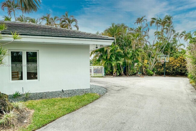 Building Photo - 415 Rovino Ave