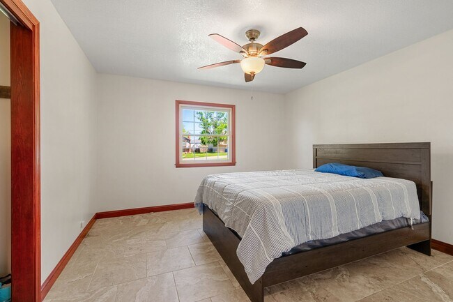 Building Photo - Large Home on Almost 2 Acres!