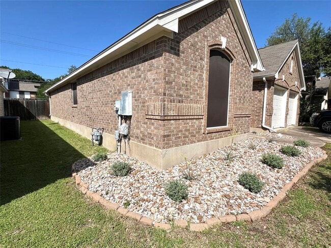 Building Photo - 15053 Babbling Brook Dr