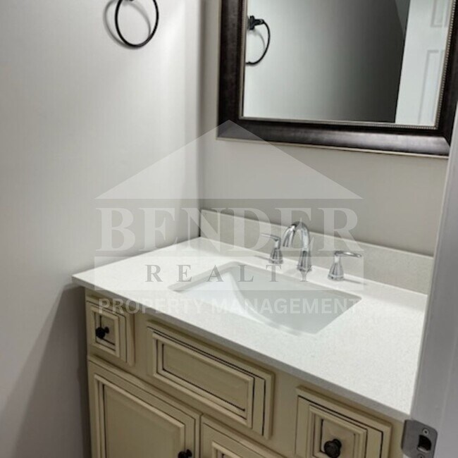 Building Photo - Emmyllie Ct- 130/132