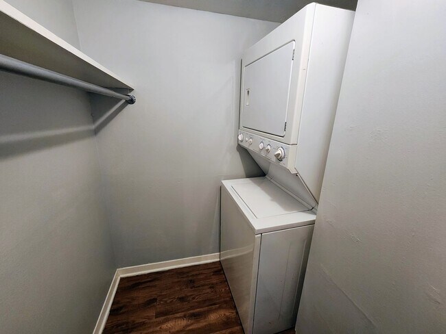 Building Photo - 608 W 51st St