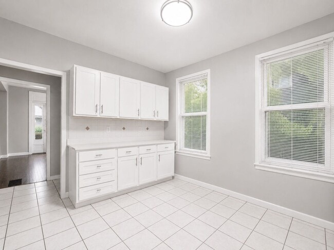Building Photo - 227 E Northwood Ave