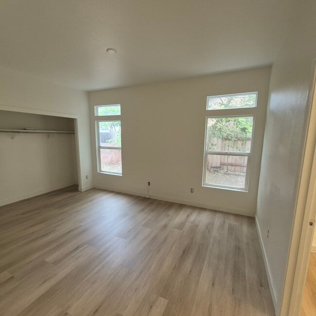 Building Photo - Single story Elk Grove home, 4 bedrooms, 2 baths; nice floor plan