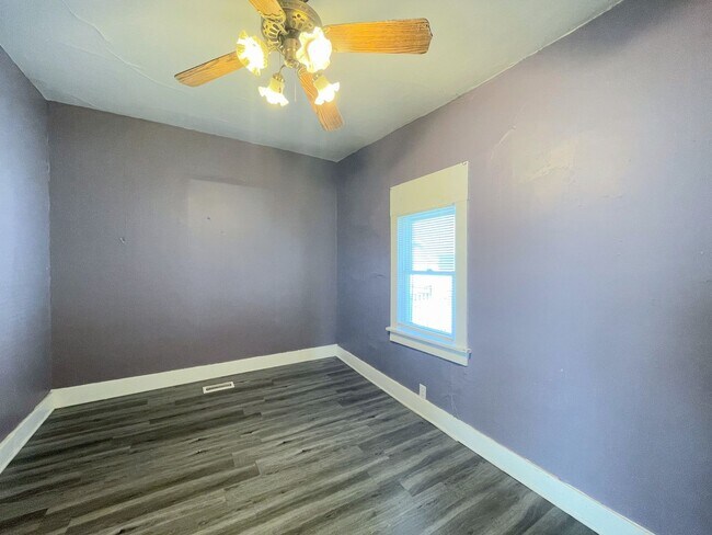 Building Photo - 2 bedroom home with garage