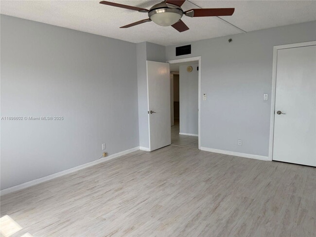 Building Photo - 3200 Port Royale Dr N