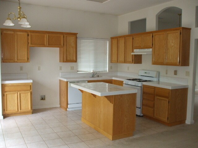 Building Photo - Cresleigh near Wild Life Preserve 3 Bedroom + Den!!