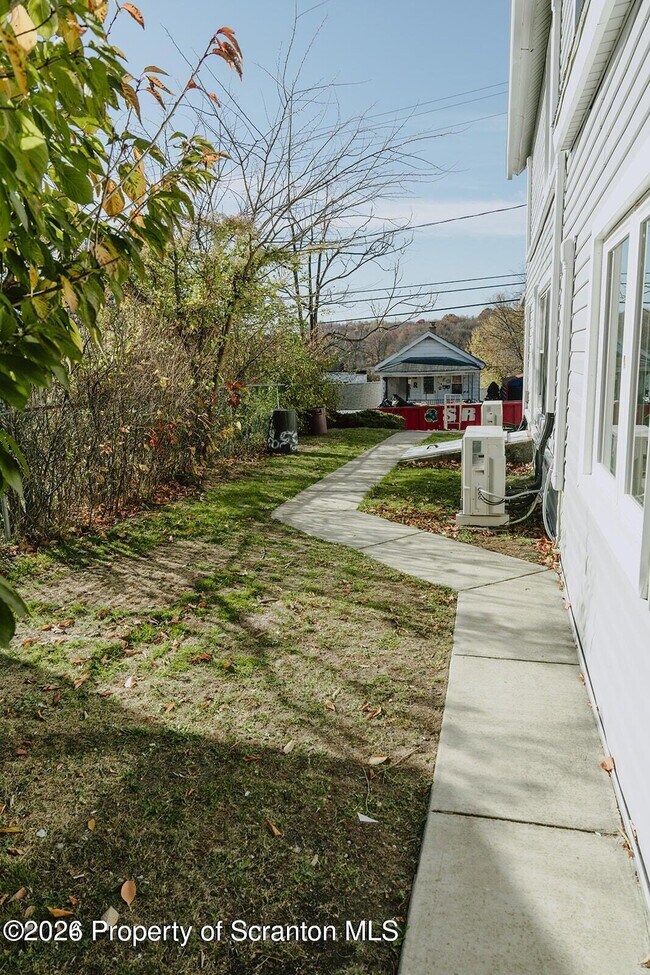 Building Photo - 955 E Elm St