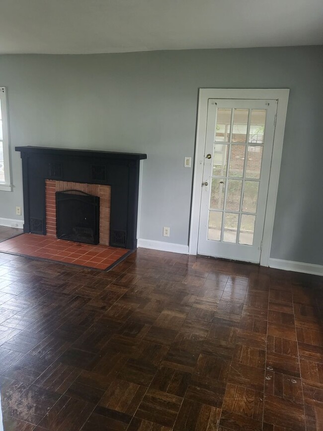 Building Photo - Charming 4-Bedroom Home with Sunroom, Fenc...