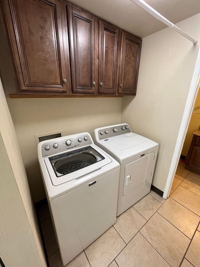 Building Photo - 2 Bed, 1.5 Bath home available now! Corner...