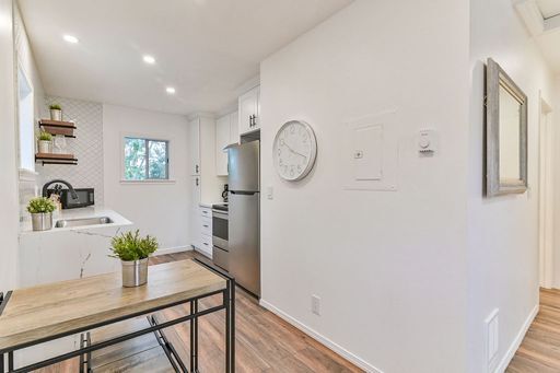 Building Photo - Beautiful top floor 1 bedroom 1 bathroom apartment on Lower Queen Anne