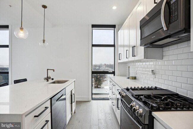 Building Photo - 1402 H St NE