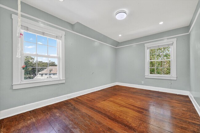 Building Photo - OPEN HOUSE on Sunday Feb 15th from 12 - 2 PM  Turn-key Ready 3 BR 1 BA in Newburgh, NY -$2700