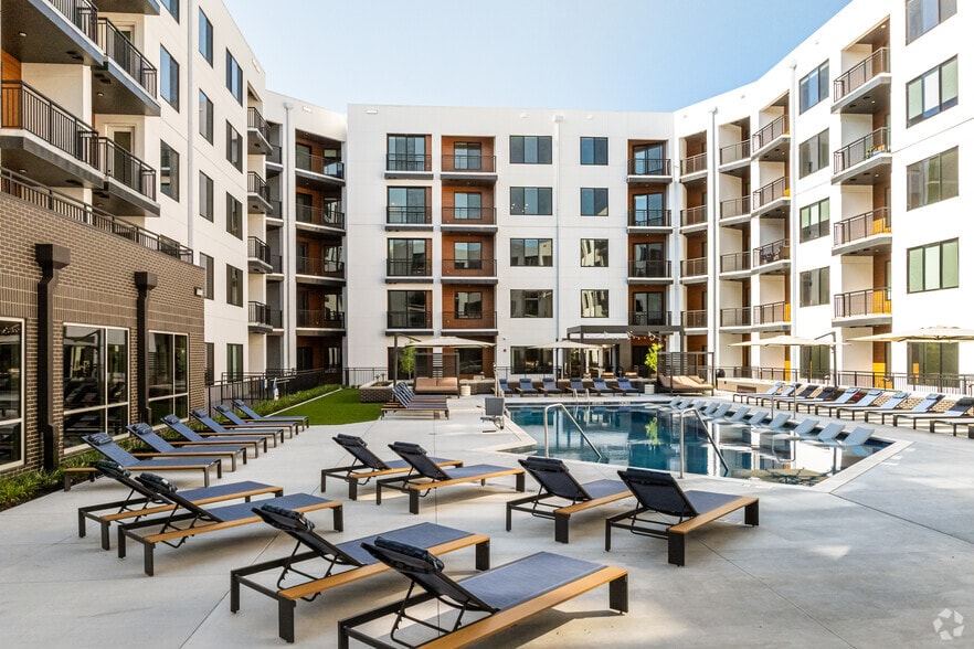 Pool & Lounge - The Hudson